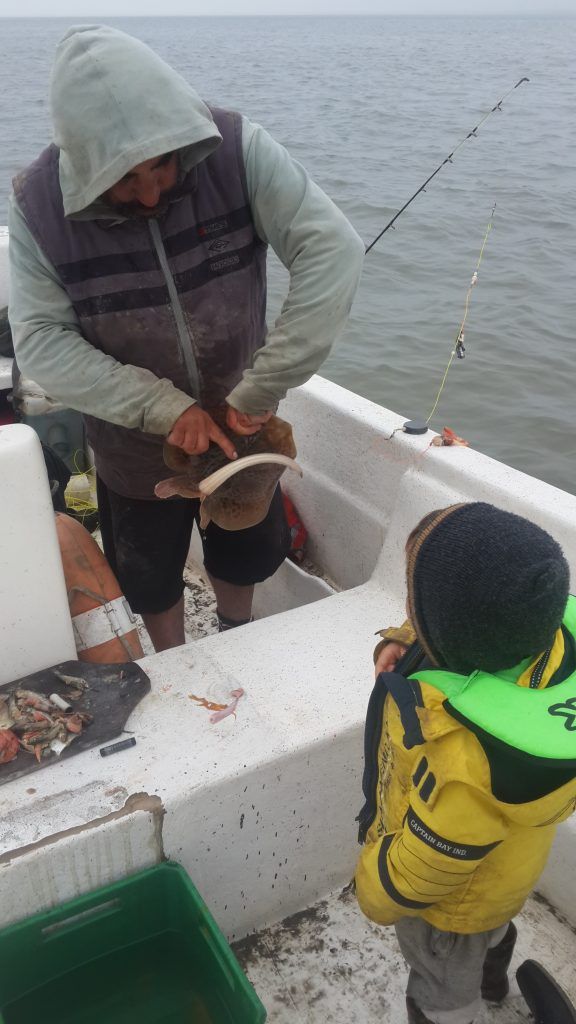 Pesca embarcada en Balneario Los Pocitos con niños
