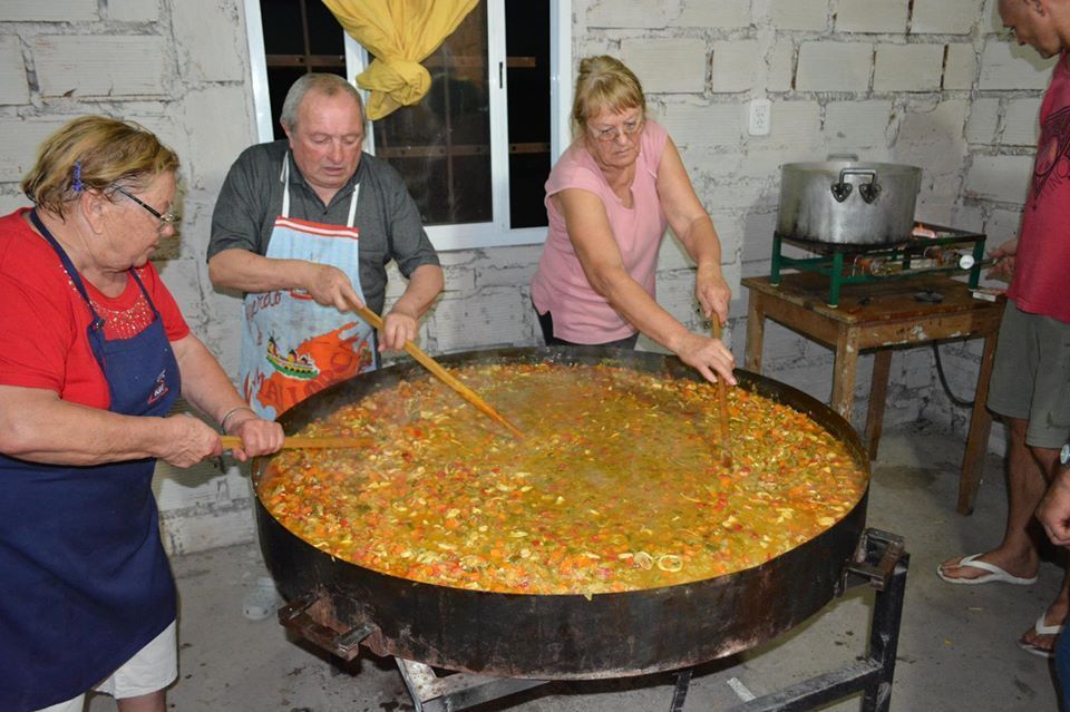 Paella de Ostras, cocineros de Los Pocitos