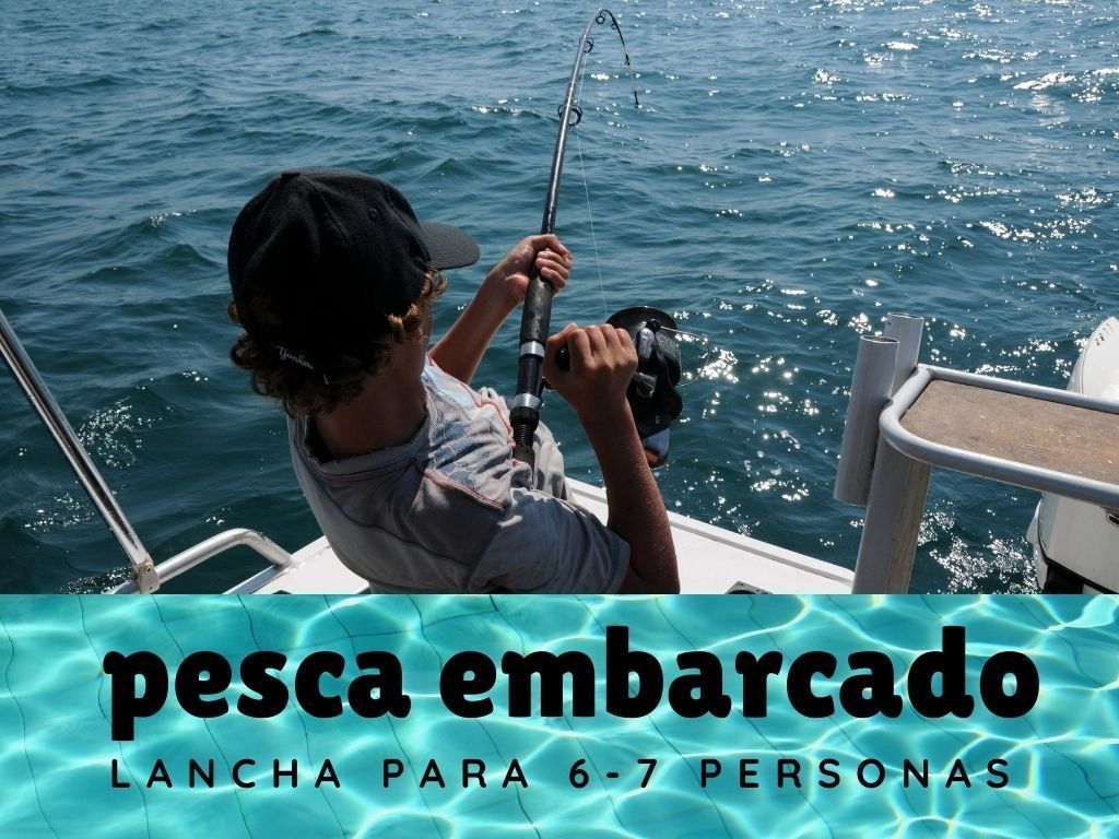 hombre en lancha pescando con caña, y con pique en pesca embarcado Balneario Los Pocitos